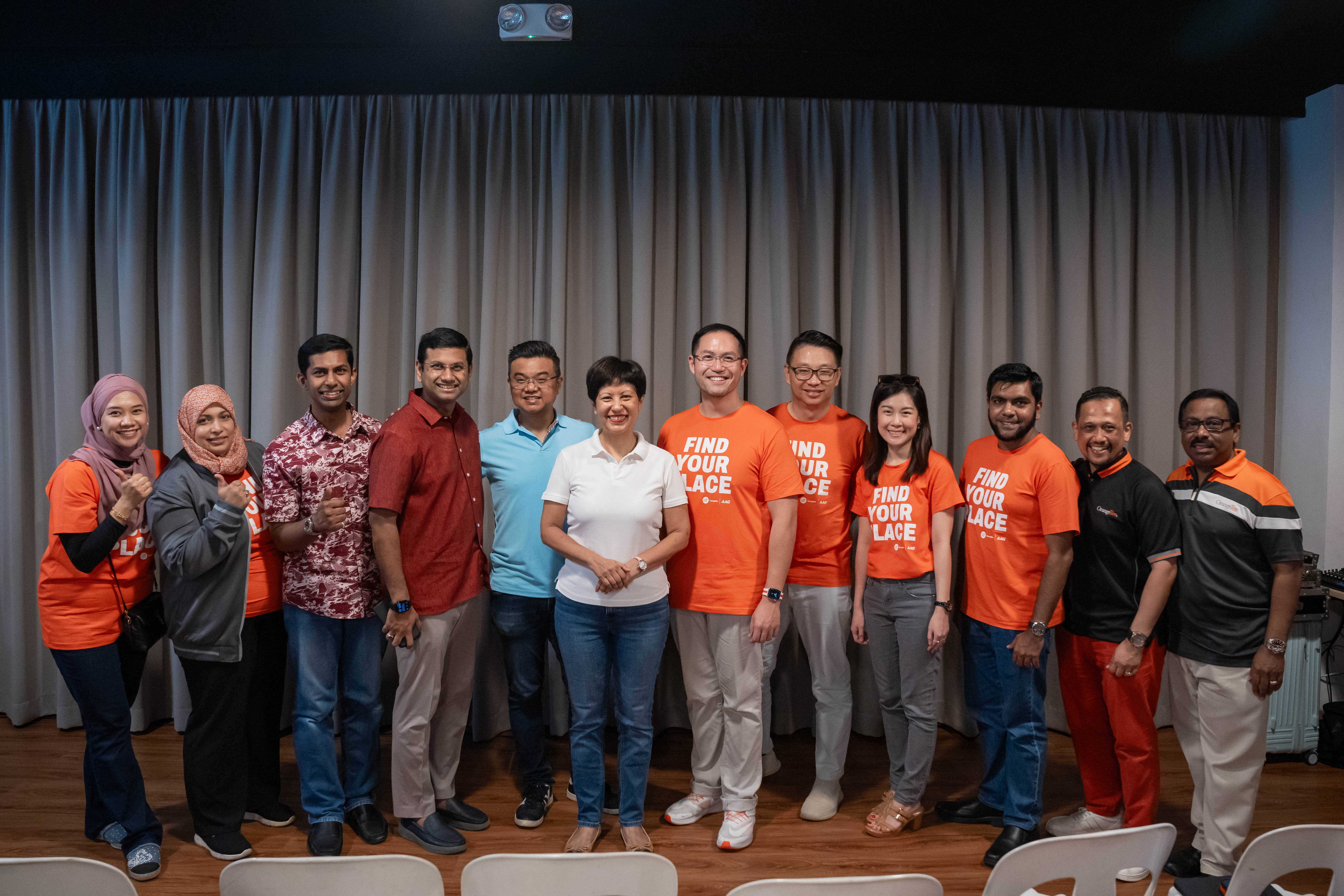 Agents packing Ramadan hampers